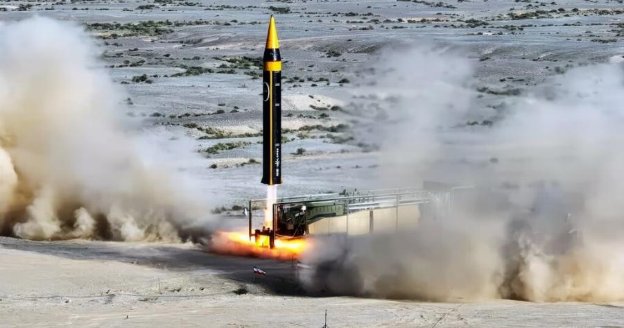 Σε 17 λεπτά θα έφτανε στην Ελλάδα: Ο αινιγματικός πύραυλος που εκτόξευσε το Ιράν στον Ινδικό και πόσο μακριά μπορεί να χτυπήσει