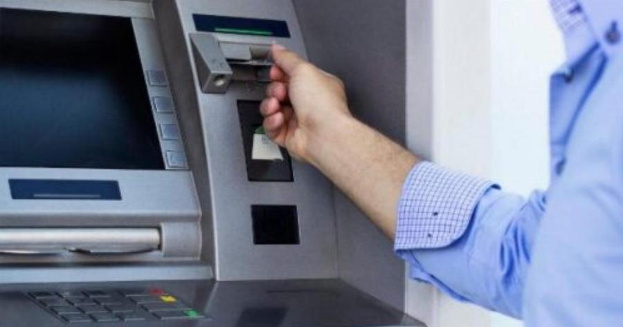 Μεγάλη παγίδα: Έτσι κλέβουν τα PIN από τις κάρτες μας στα ATM με βίντεο ντοκουμέντο