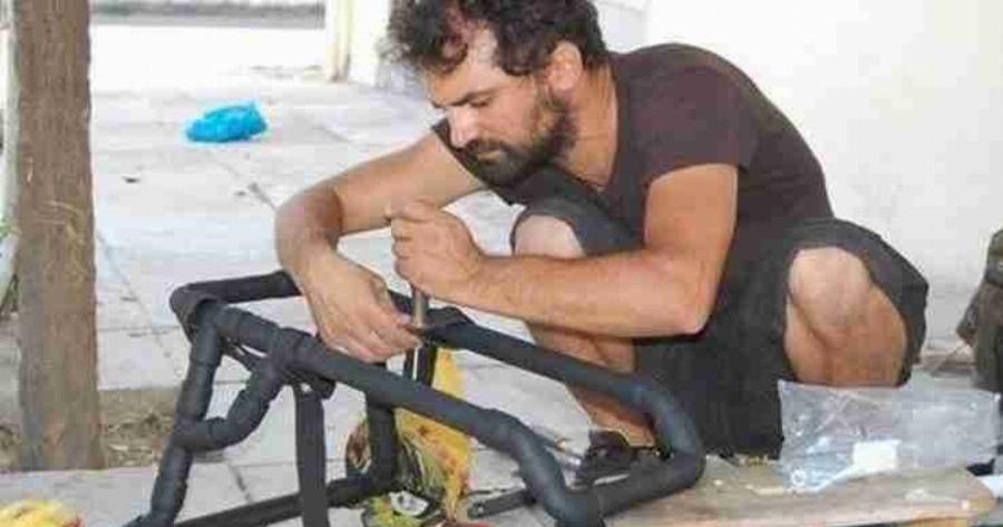 Ο Έλληνας υδραυλικός που βοηθάει τα ανάπηρα σκυλάκια να ξαναπερπατήσουν