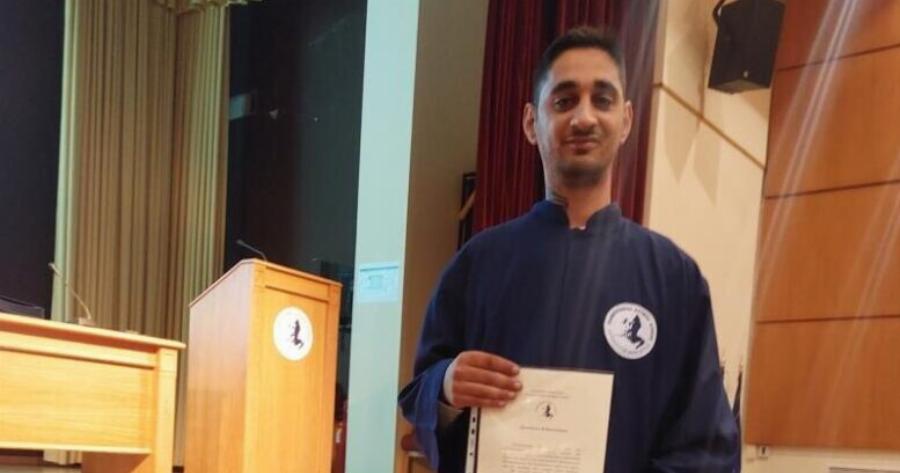 Έλληνας Ρομά μεγάλωσε σε καταυλισμό, διάβαζε στο σκοτάδι με ποντίκια, έγινε Νοσηλευτής και πάει για μεταπτυχιακό