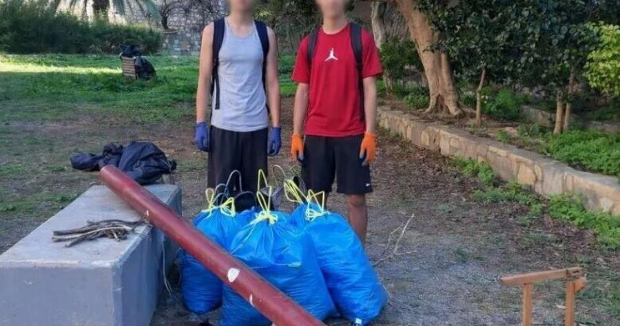 Δύο μαθητές, χωρίς να τους το ζητήσει κανείς, καθάρισαν μόνοι τους το πάρκο όπου πηγαίνουν και αθλούνται