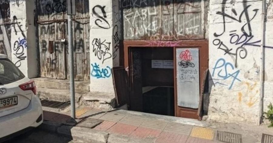 Ταμπέλα δεν έχει.. Το υπόγειο κουτούκι σε εγκαταλελειμμένο σπίτι της Αθήνας που αποθεώνει ο πλανήτης