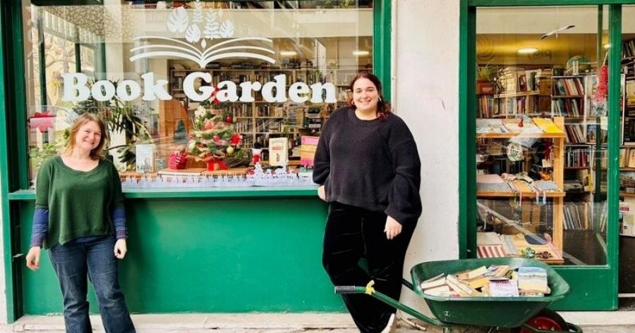 Book Garden: Το φιλανθρωπικό βιβλιοπωλείο της Αθήνας που μοιράζει τα έσοδα σε κακοποιημένες γυναίκες