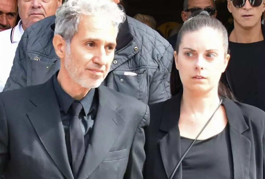 Δημήτρης Κόκοτας: Ποια είναι η επιθυμία της χήρας για την κηδεία-Έσβησε στην αγκαλιά της 25 Αυγούστου 2026 13:18 Ελλάδα  gnews image        Δημήτρης Κόκοτας: Η τελευταία επιθυμία της χήρας του για την κηδεία – Το «αντίο» στον άνθρωπο της ζωής της Ο θάνατος του Δημήτρη Κόκοτα βύθισε στο πένθος την οικογένεια, τους φίλους και τους ανθρώπους που τον αγάπησαν. Για την Κατερίνα Πετράκη, τη γυναίκα που στάθηκε στο πλευρό του σε όλη τη διάρκεια της μεγάλης περιπέτειας της υγείας του, οι ώρες αυτές είναι ιδιαίτερα δύσκολες.1 335Ο Δημήτρης Κόκοτας έφυγε από τη ζωή την Τρίτη 25 Αυγούστου, σε ηλικία 57 ετών, έπειτα από μακρά νοσηλεία στο νοσοκομείο «Γ. Γεννηματάς». Η περιπέτεια της υγείας του είχε ξεκινήσει στις 28 Μαρτίου 2024, όταν υπέστη οξύ έμφραγμα του μυοκαρδίου και καρδιακή ανακοπή κατά τη διάρκεια προβών για το «J2US». Από εκείνη τη στιγμή άρχισε μια πολύμηνη και εξαιρετικά δύσκολη μάχη.  Η επιθυμία της Κατερίνας για το τελευταίο «αντίο» Μέσα στο βαρύ πένθος, η Κατερίνα Πετράκη φέρεται να έχει μία βασική επιθυμία για την κηδεία του συζύγου της: το τελευταίο «αντίο» να γίνει με διακριτικότητα, μακριά από τα φώτα της δημοσιότητας και σε πολύ στενό οικογενειακό κύκλο.  Επιθυμία της είναι να προστατευθούν αυτές οι βαθιά προσωπικές στιγμές από κάμερες, επίμονα τηλεφωνήματα και δημοσιογραφική πίεση, ώστε η οικογένεια να μπορέσει να αποχαιρετήσει τον Δημήτρη Κόκοτα με ηρεμία και σεβασμό.  Στο πλευρό της βρίσκονται οι πιο δικοί τους άνθρωποι, με πρώτη την κόρη που απέκτησαν μαζί, αλλά και την αδελφή του τραγουδιστή, Έλλη Κόκοτα. Η Κατερίνα και η Έλλη ήταν από τα πρόσωπα που παρέμειναν σταθερά κοντά του καθ’ όλη τη διάρκεια της νοσηλείας του.  Μια οικογένεια ενωμένη στο πιο δύσκολο αντίο, με μοναδική ανάγκη λίγη ησυχία και ιδιωτικότητα.  2 122  Περισσότερα από δύο χρόνια αγωνίας και ελπίδας Για την Κατερίνα Πετράκη, το τέλος αυτής της διαδρομής έρχεται ύστερα από περισσότερο από δύο χρόνια αγωνίας. Όλο αυτό το διάστημα βρισκόταν δίπλα στον σύζυγό της, περιμένοντας μια θετική εξέλιξη και κρατώντας ζωντανή την ελπίδα ότι κάποια ημέρα θα κατάφερνε να επιστρέψει στο σπίτι τους.  Η μεγάλη της προσδοκία ήταν να τον δει ξανά κοντά στην ίδια και στην κόρη τους, αφήνοντας πίσω τους το νοσοκομείο και τη δύσκολη περιπέτεια που είχε ανατρέψει τη ζωή της οικογένειας.  Δυστυχώς, η επιστροφή αυτή δεν έγινε ποτέ πραγματικότητα.  2 123  Το τελευταίο «αντίο» στον άνθρωπο της ζωής της Πίσω από τον γνωστό τραγουδιστή και τον γιο του σπουδαίου Σταμάτη Κόκοτα υπήρχε για την Κατερίνα ο δικός της Δημήτρης: ο σύζυγός της και ο πατέρας του παιδιού τους.  Γι’ αυτό και η επιθυμία της για την κηδεία είναι τόσο λιτή και ανθρώπινη. Να υπάρξει σιωπή, διακριτικότητα και ο απαραίτητος χώρος ώστε οι τελευταίες στιγμές του αποχαιρετισμού να ανήκουν αποκλειστικά στους ανθρώπους που ήταν πραγματικά κοντά του.  Ο Δημήτρης Κόκοτας έδωσε για περισσότερο από δύο χρόνια τη δυσκολότερη μάχη της ζωής του. Δίπλα του, μέχρι το τέλος, βρισκόταν η οικογένειά του, κρατώντας ζωντανή την ελπίδα.  Τώρα καλείται να τον αποχαιρετήσει όπως επιθυμεί: μακριά από τον θόρυβο της δημοσιότητας και ανάμεσα στους ανθρώπους που τον αγάπησαν περισσότερο.