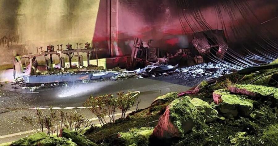 Έσβησε η φωτιά στο βυτιοφόρο – Γκρεμίζεται η γέφυρα κοντά στον Ισθμό