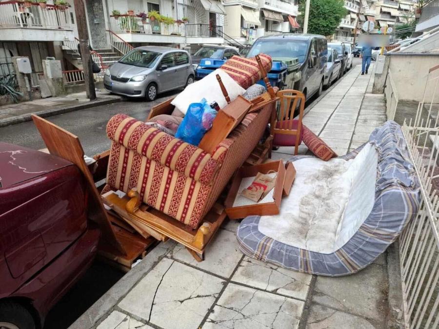 Θεσσαλονίκη: Πρόστιμο 3.000€ για ογκώδη σκουπίδια στο πεζοδρόμιο