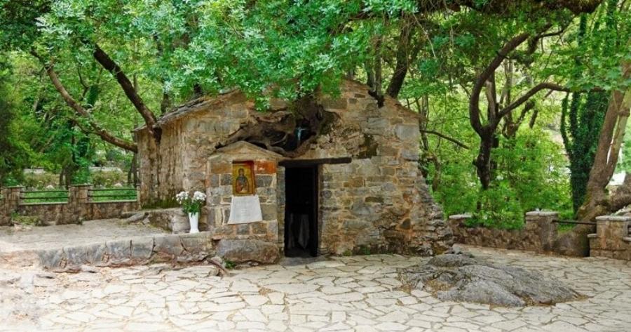 Βάστα: Το χωριό της Αρκαδίας που βρίσκεται ένα από τα πιο παράξενα εκκλησάκια του κόσμου