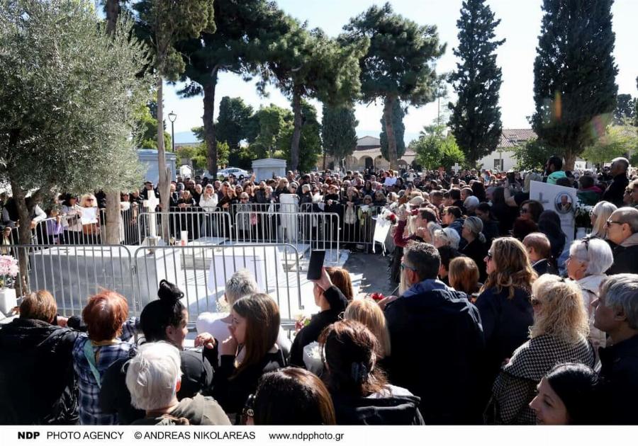 Γιώργος Μαζωνάκης: Το Λευκό Περιστέρι στο Μνημόσυνο και η Κραυγή της Μητέρας του