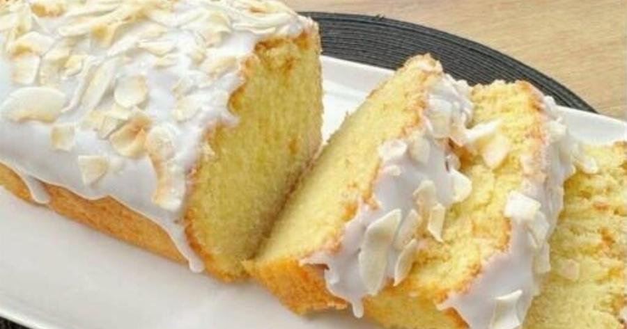 Αφράτο κέικ καρύδας και αμυγδάλου με γλάσο – Μια εύκολη και αρωματική συνταγή