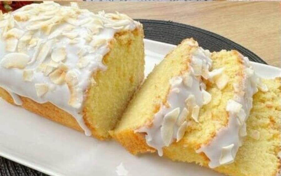 Αφράτο κέικ καρύδας και αμυγδάλου με γλάσο – Μια εύκολη και αρωματική συνταγή