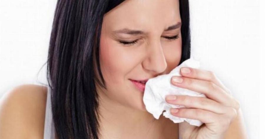 Φλέμα στον λαιμό: Τι να κάνετε για να φύγει;