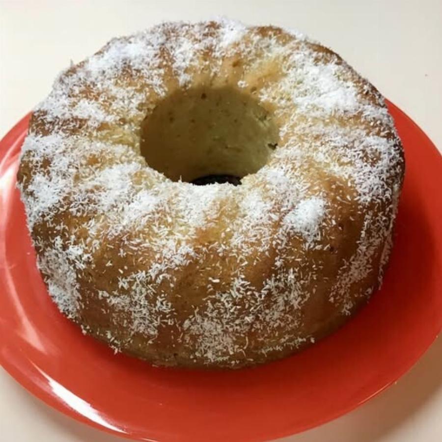 Αφράτο νηστίσιμο κέικ καρύδας με πορτοκάλι και γκαζόζα