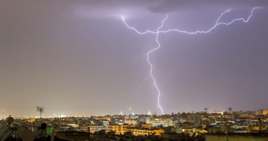 Έφτασε στην Αττική η κακοκαιρία Bettina με βροχές και αστραπές – Πώς θα εξελιχθεί τις επόμενες ώρες