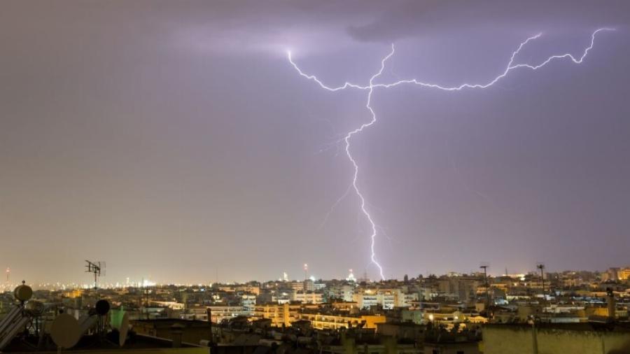 Έφτασε στην Αττική η κακοκαιρία Bettina με βροχές και αστραπές – Πώς θα εξελιχθεί τις επόμενες ώρες