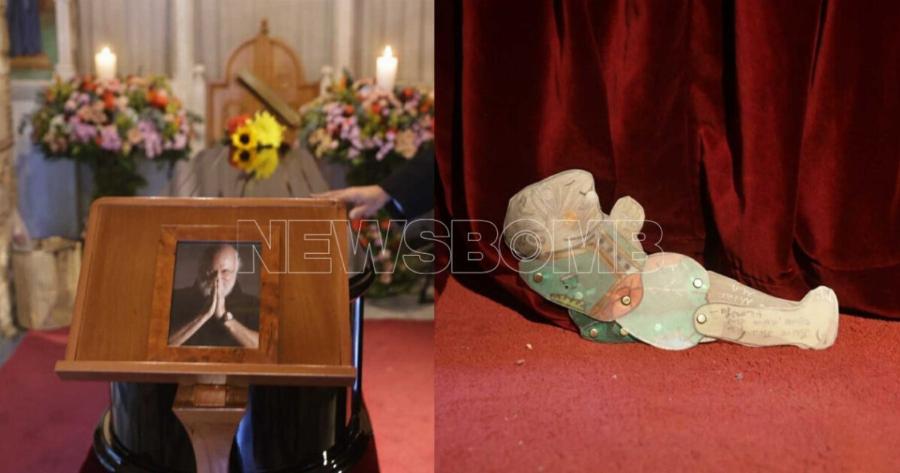 Θρήνος στο τελευταίο αντίο στον Διονύση Σαββόπουλο: Του αφήνουν λουλούδια και φιγούρες Καραγκιόζη