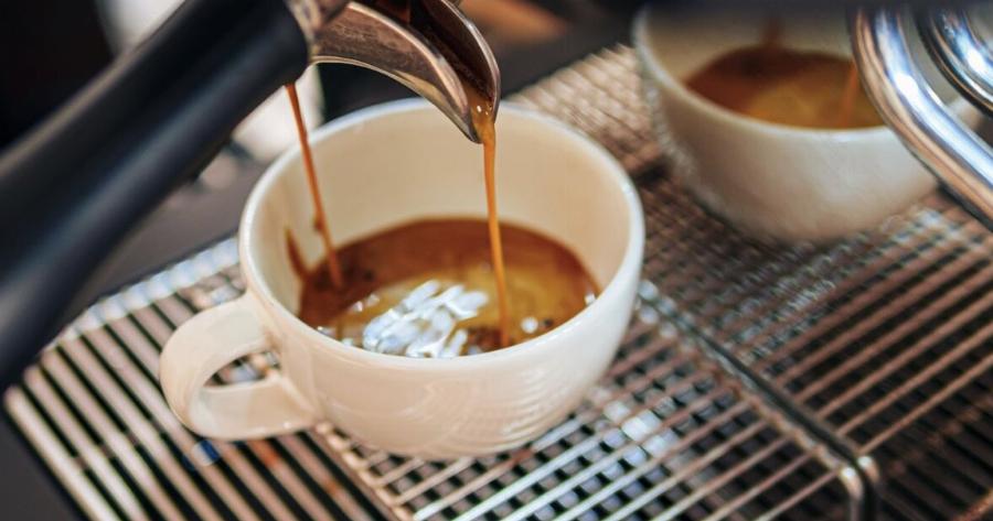 Οι γιατροί αποκαλύπτουν ότι η κατανάλωση καφέ κάθε πρωί προκαλεί…