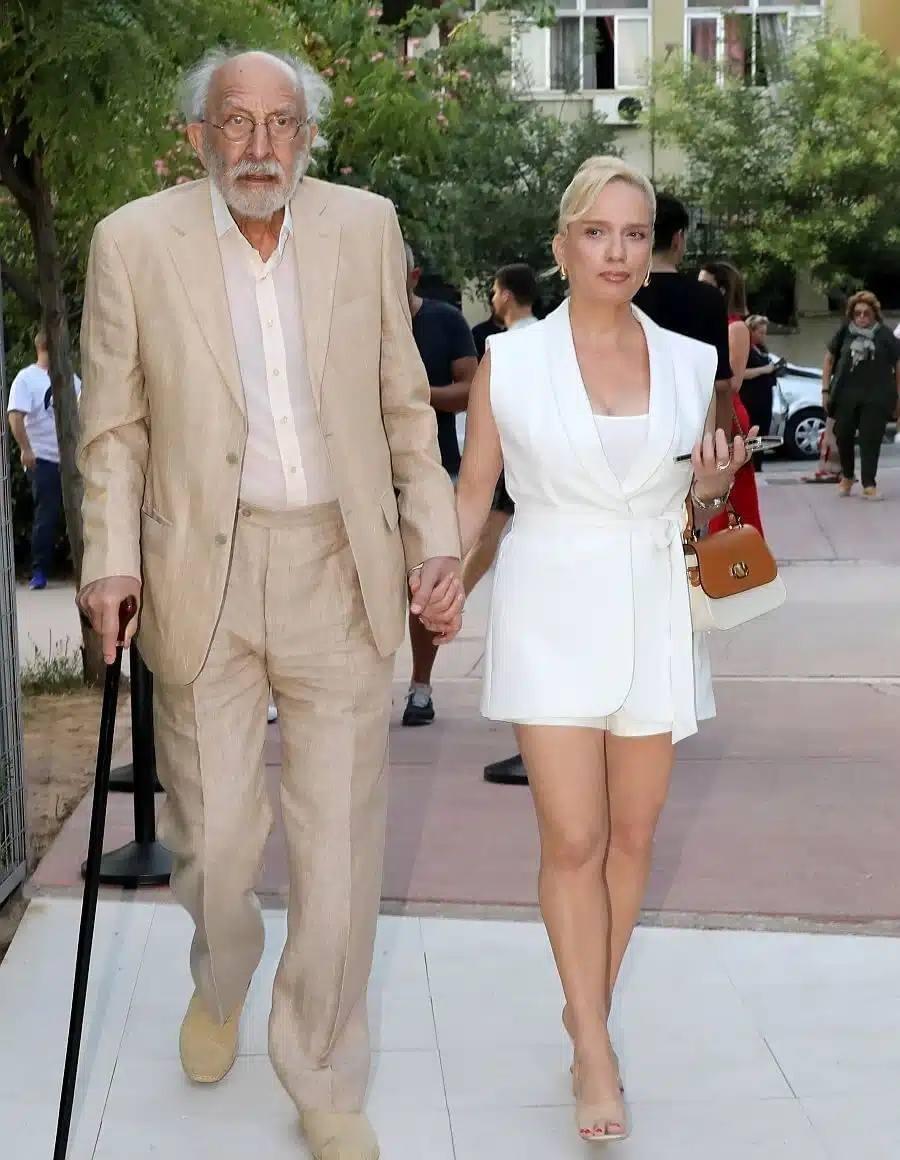 Χεράκι χεράκι με εντυπωσιακή ξανθιά ο 90χρονος Αλέξανδρος Λυκουρέζος – Ποια είναι