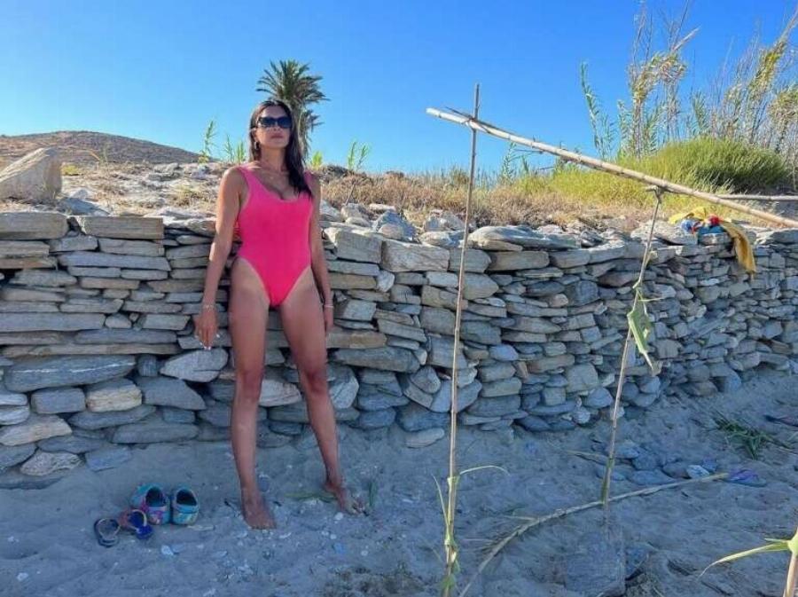 “Βάζει κάτω” 25άρες: Έτσι είναι, χωρίς ρετούς, το σώμα της Σταματίνας Τσιμτσιλή στα 42 της, μετά από 3 παιδιά