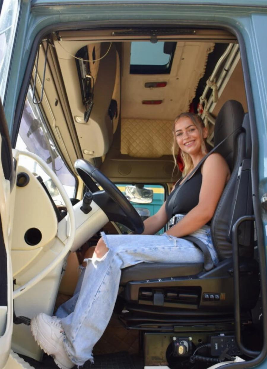 Μαρία Μπινιόλα: Η 23χρονη οδηγός νταλίκας από την Ημαθία που ζει το όνειρό της