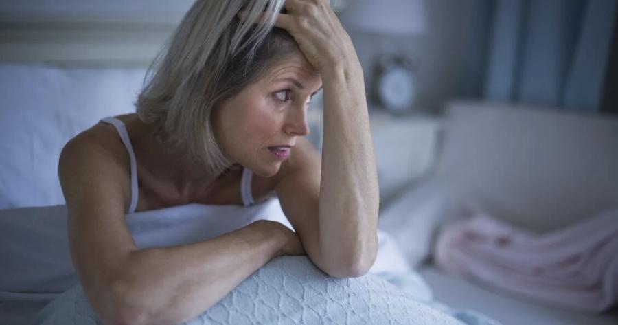 Γιατί εκατομμúρια γυναίκες ξυπνούν στις 3:29 π.μ. κάθε βράδυ;