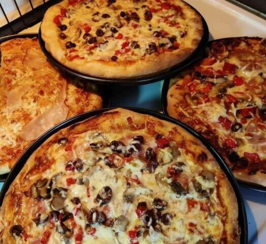 Η πιο αφράτη σπιτική πίτσα χωρίς ζύμωμα – Το κόλπο με τα «διπλώματα» που κάνει θαύματα!