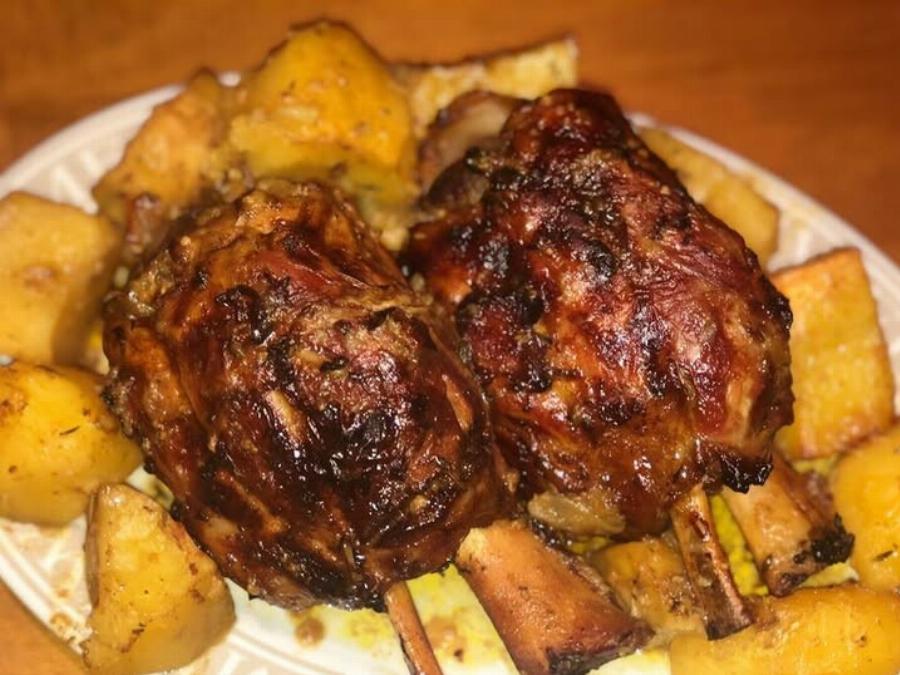 Κότσι στον φούρνο με τραγανή πέτσα και πατατούλες – Λιώνει στο στόμα και μοσχοβολά πορτοκάλι και μέλι