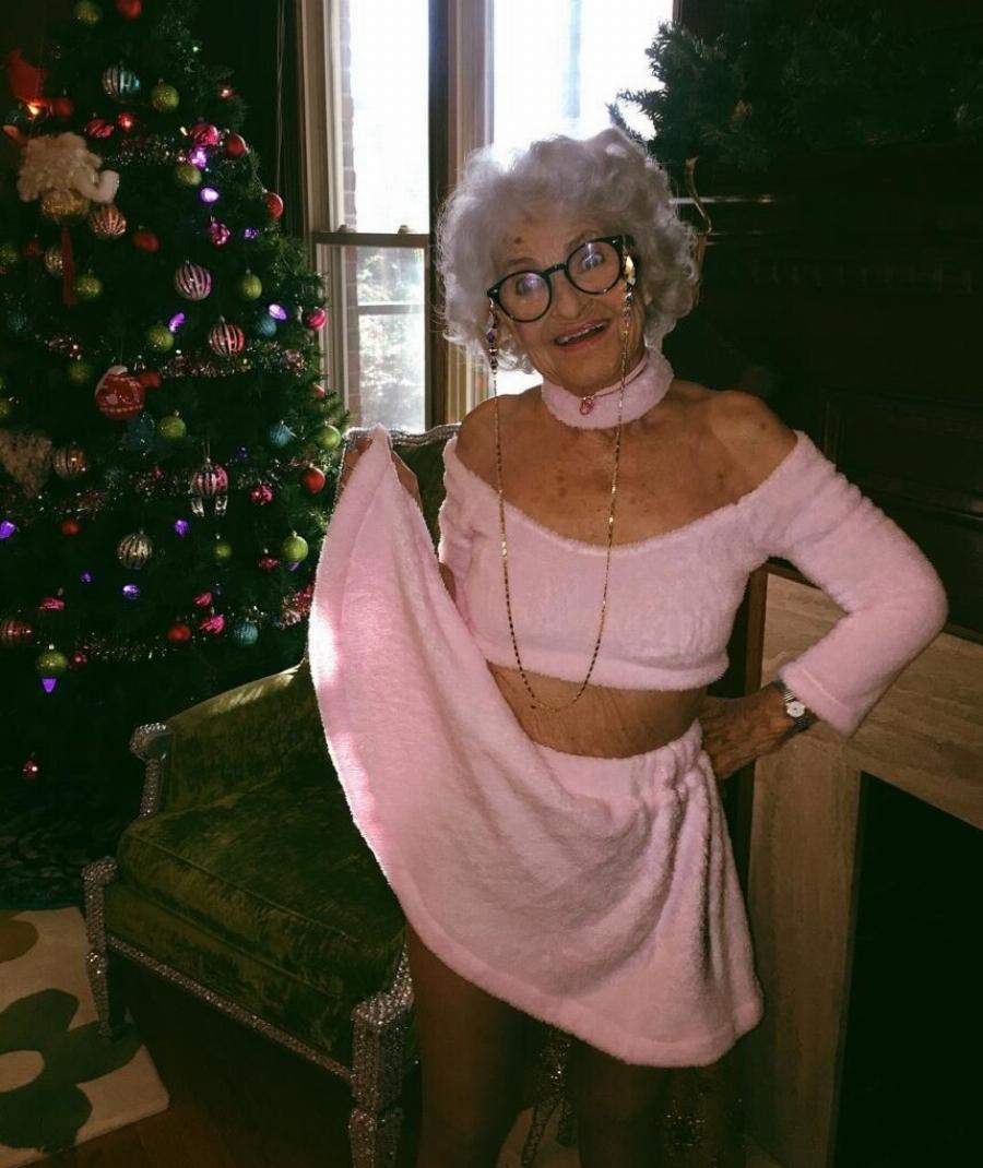 Η 90χρονη γιαγιά Helen έγινε αστέρι του διαδικτύου