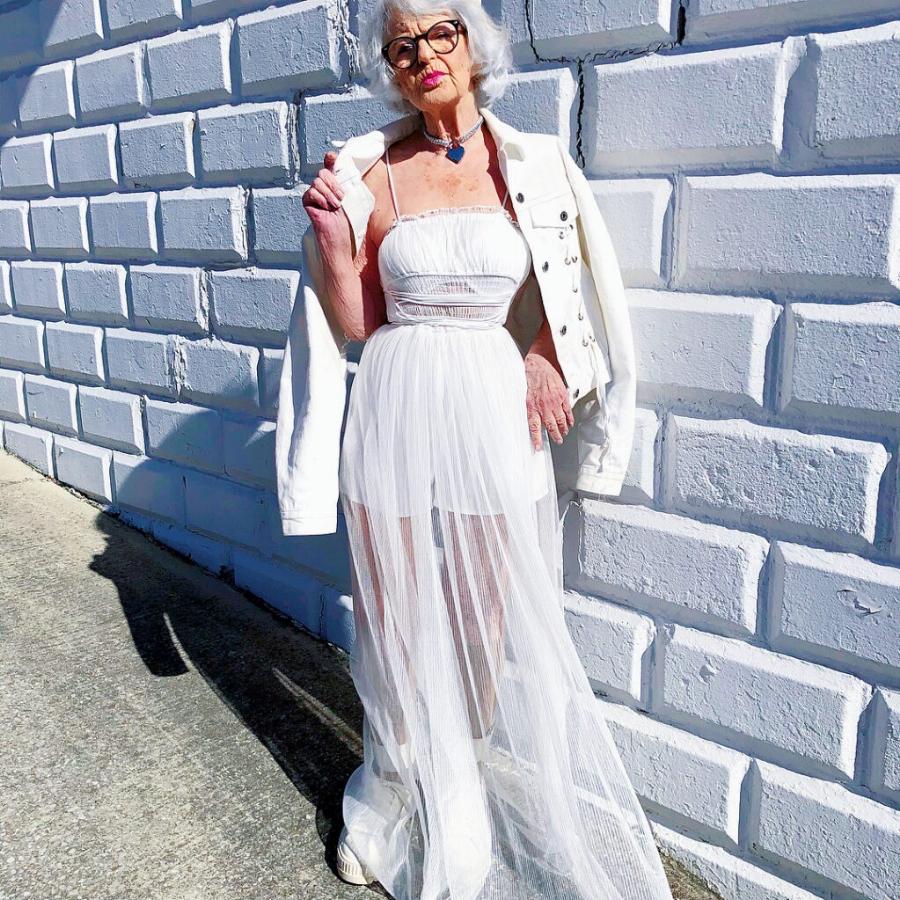 Η 90χρονη γιαγιά Helen έγινε αστέρι του διαδικτύου