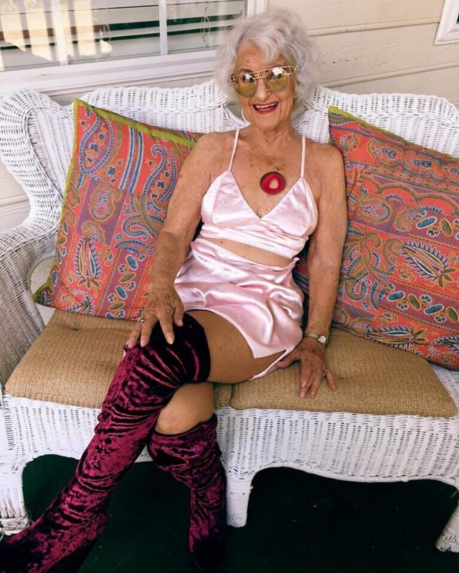 Η 90χρονη γιαγιά Helen έγινε αστέρι του διαδικτύου