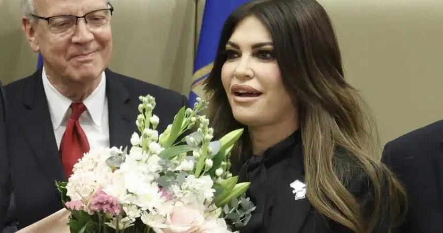 Κίμπερλι Γκίλφοϊλ: Το Μήνυμα των 100.000$ που Έφερε την Παραίτηση από την Πρεσβεία ΗΠΑ