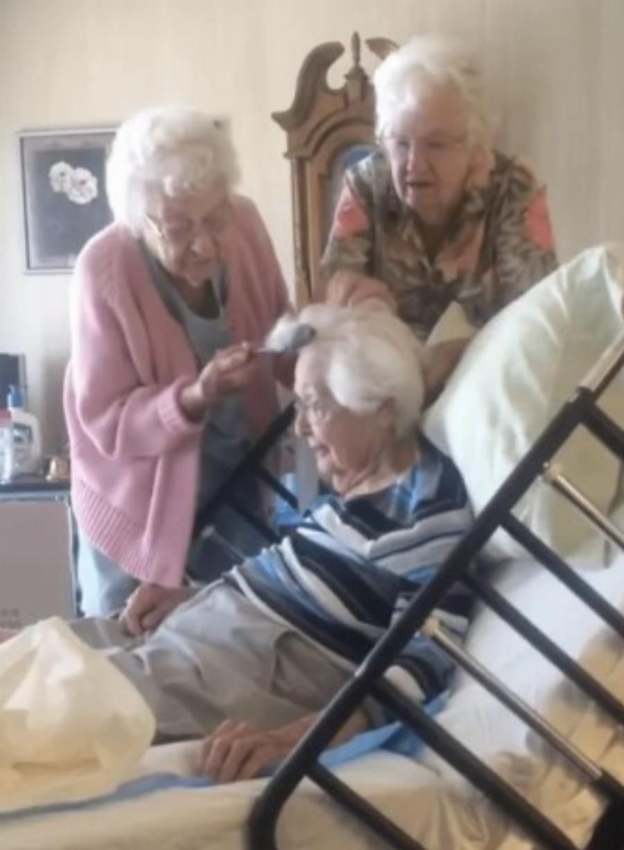 «Οι Νεότερες Φροντίζουν Την Ηλικιωμένη Αδελφή Τους»: Ηλικιωμένες Κυρίες Στα 90 Τους Δείχνουν Την Τρυφερή Αγάπη Και Φροντίδα Προς Την Άρρωστη Αδελφή Τους!