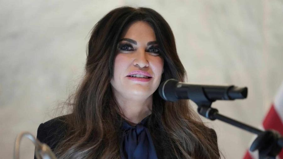 Κίμπερλι Γκίλφοϊλ: Το Μήνυμα των 100.000$ που Έφερε την Παραίτηση από την Πρεσβεία ΗΠΑ