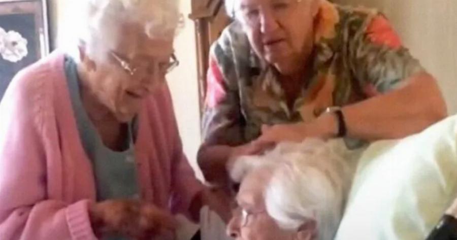 «Οι Νεότερες Φροντίζουν Την Ηλικιωμένη Αδελφή Τους»: Ηλικιωμένες Κυρίες Στα 90 Τους Δείχνουν Την Τρυφερή Αγάπη Και Φροντίδα Προς Την Άρρωστη Αδελφή Τους!