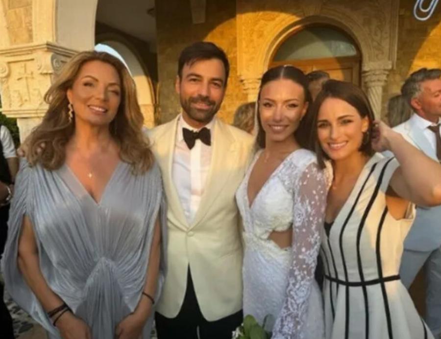 Σαν αρχαία Ελληνίδα θεά: Η Άντζελα Γκερέκου «άστραψε» στον γάμο του Ανδρέα Γεωργίου