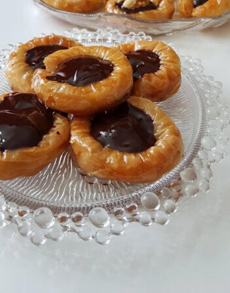 Φωλίτσες κρούστας με σοκολάτα – Εύκολο σιροπιαστό γλυκό