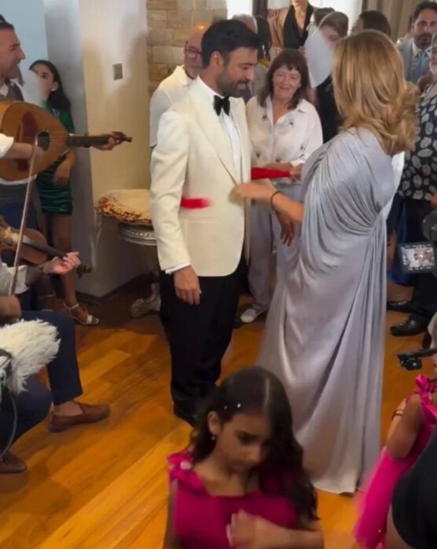 Σαν αρχαία Ελληνίδα θεά: Η Άντζελα Γκερέκου «άστραψε» στον γάμο του Ανδρέα Γεωργίου