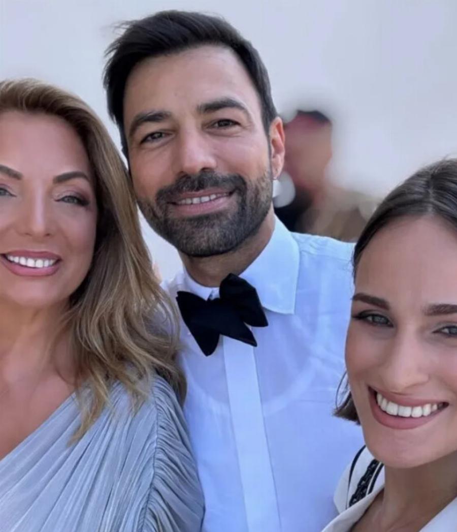 Σαν αρχαία Ελληνίδα θεά: Η Άντζελα Γκερέκου «άστραψε» στον γάμο του Ανδρέα Γεωργίου