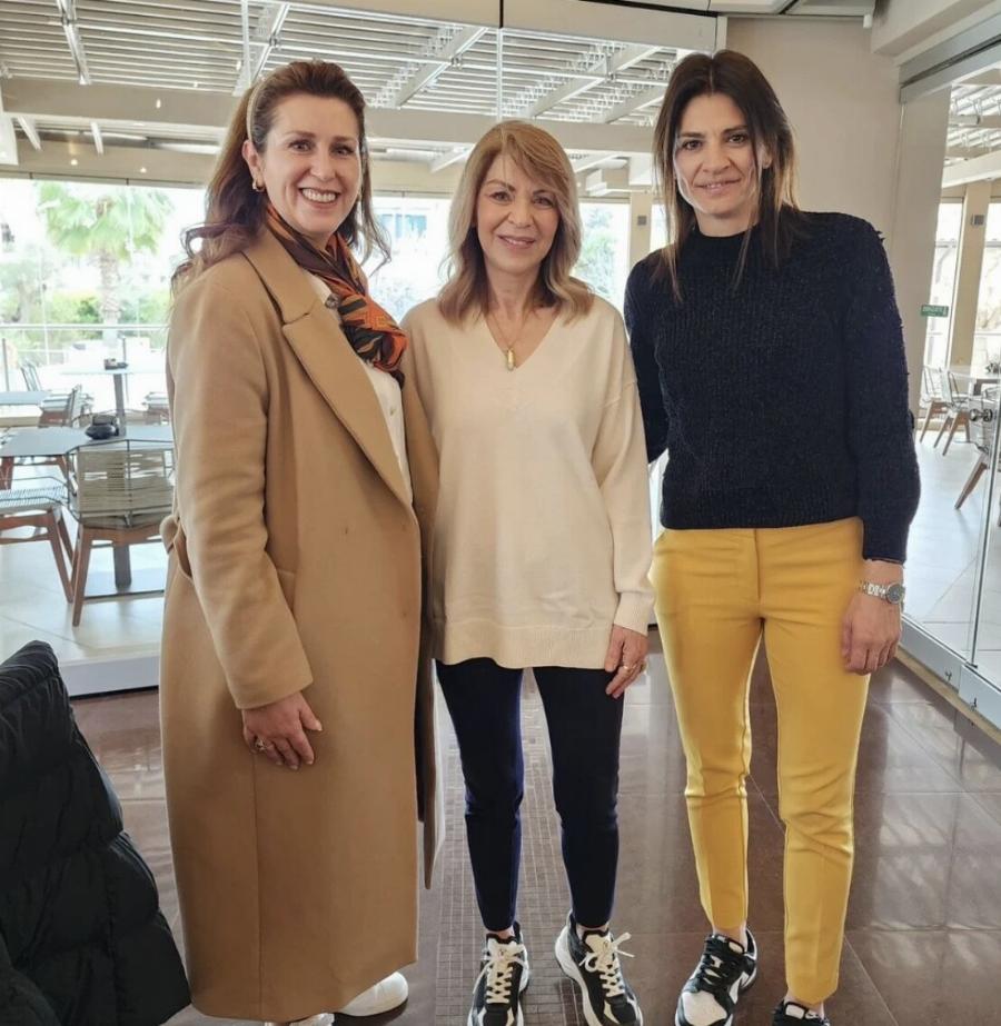 Τέλος η ξανθιά Έλλη Στάη: Έκανε στα μαλλιά της το καινούργιο χρώμα που κυκλοφορεί και όλες ρωτάνε ποιο είναι