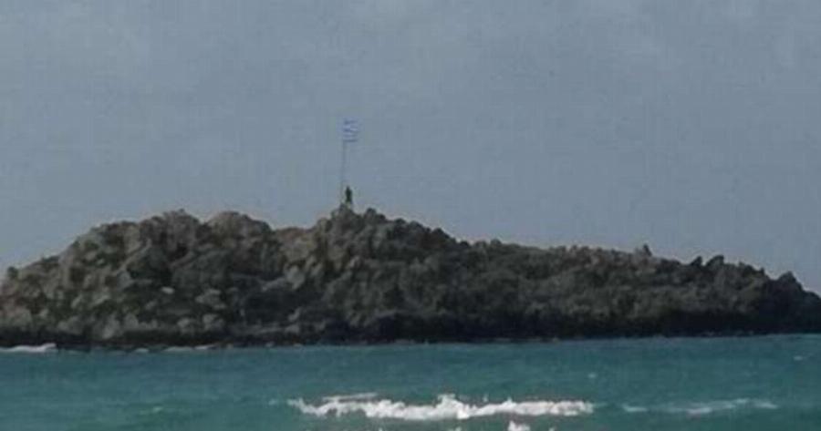 Λεβέντης Κρητικός κολυμπά μέχρι την απέναντι βραχονησίδα για να βάλει την ελληνική σημαία: «Στη μνήμη όσων αγωνίστηκαν»