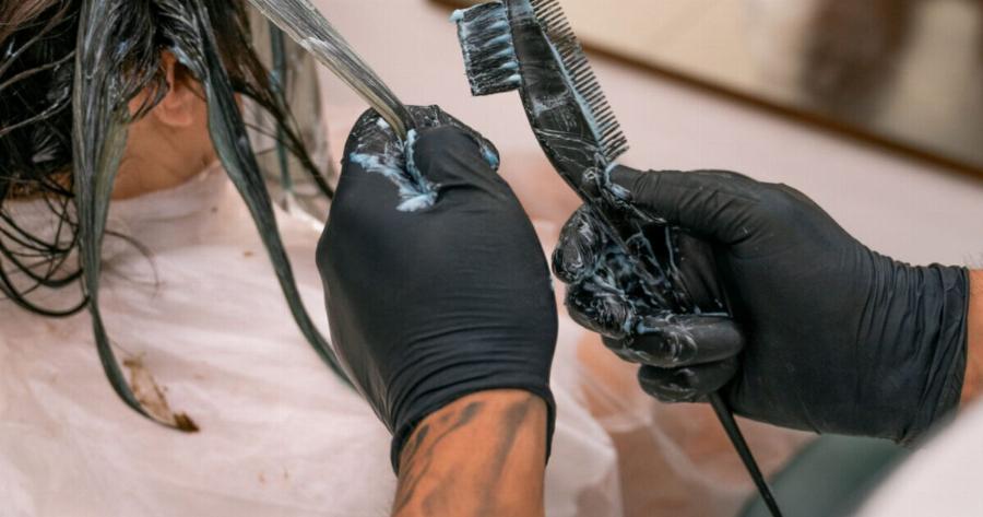 Πασίγνωστος τηλεοπτικός κομμωτής έκλεψε κατάστημα στη Μύκονο και τον έπιασαν οι κάμερες