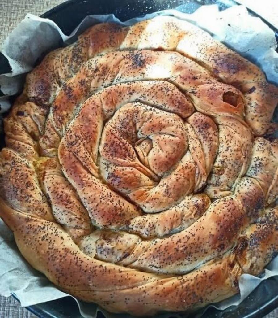 Η πιο τραγανή πρασόπιτα με αφράτο φύλλο – Η ζύμη που γίνεται με 5 υλικά!