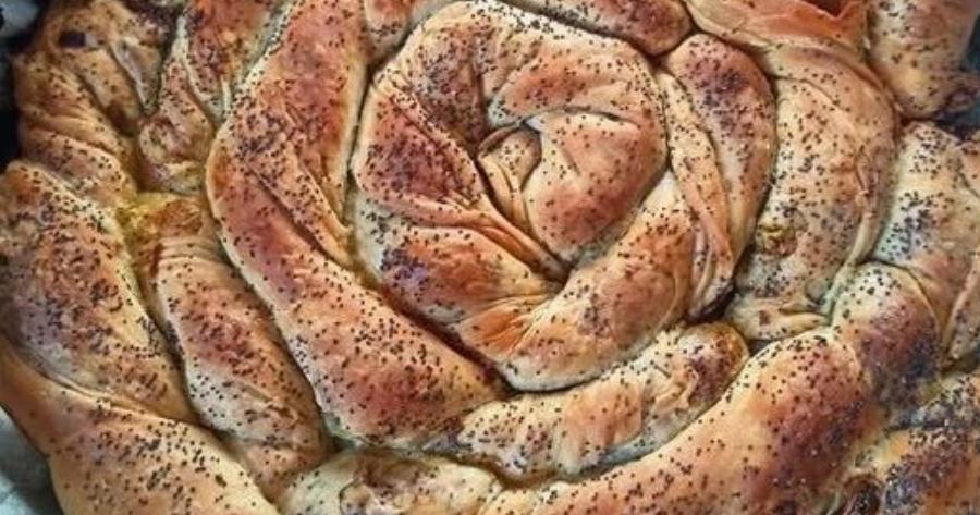 Η πιο τραγανή πρασόπιτα με αφράτο φύλλο – Η ζύμη που γίνεται με 5 υλικά!