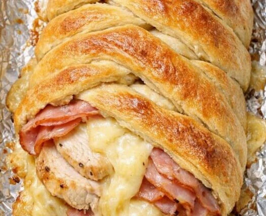 Εύκολη κοτόπιτα με σφολιάτα και 4 υλικά, γρήγορη συνταγή για ζουμερό και νόστιμο φαγητό στον φούρνο