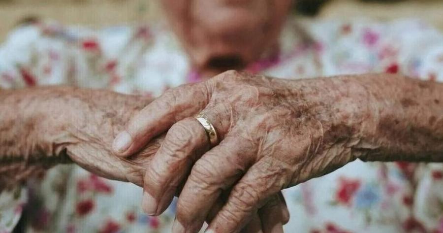 Δεν το χωρά ο νους: Νεκρή “μπαμ και κάτω” γιαγιά, έπαθε σοκ & πέθανε μετά από λάθος στον λογαριασμό του νερού