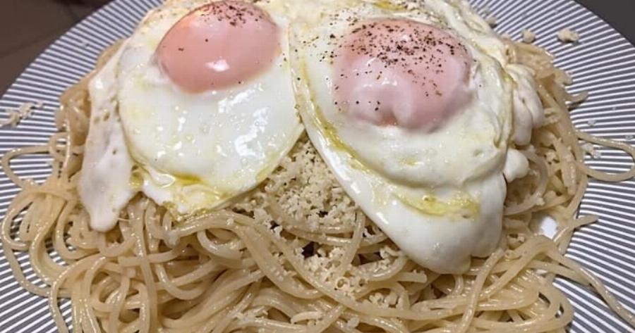 Η αυθεντική τσουχτή μακαρονάδα της Μάνης – Με αυγό που λιώνει από πάνω