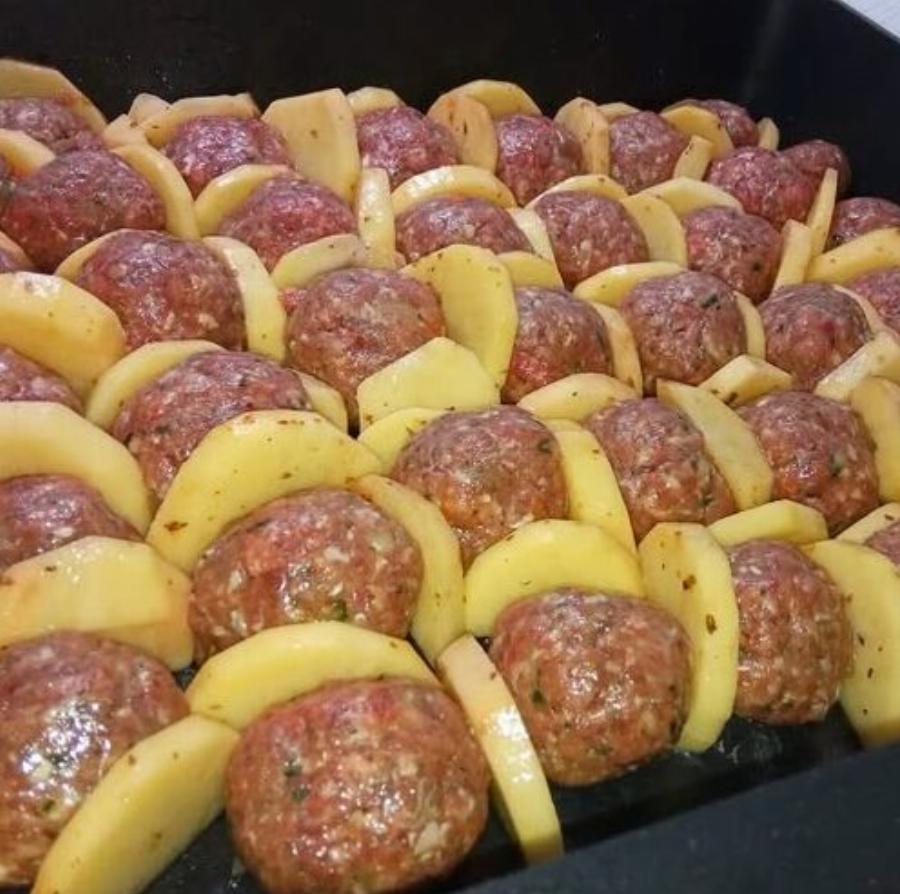 Μπιφτεκάκια με πατάτες στο φούρνο – Το πιο νόστιμο σπιτικό φαγητό της εβδομάδας