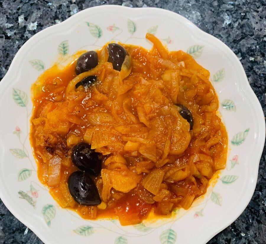 Στιφάδο με ελιές – Η παλιά συνταγή της Κατοχής που συγκινεί ακόμα