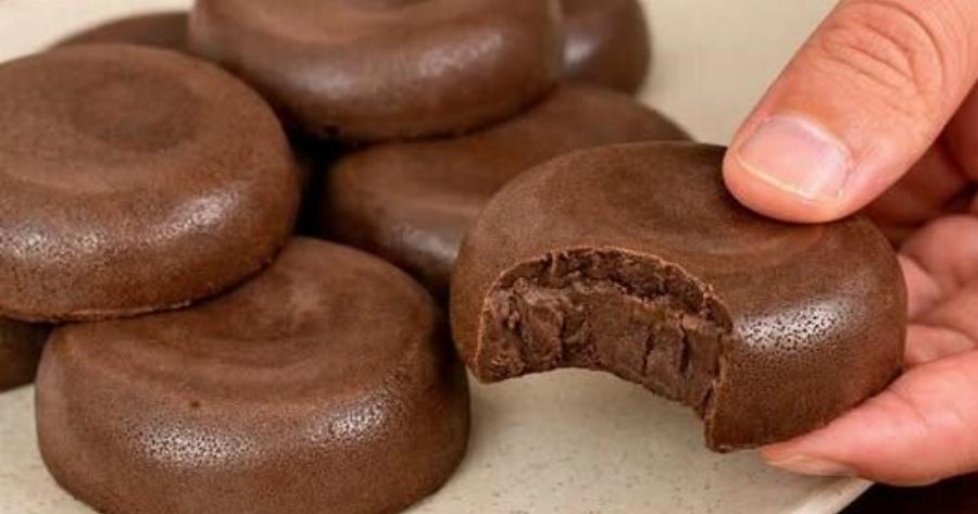 Αφράτα σοκολατένια mini cakes: Εύκολη συνταγή με κακάο