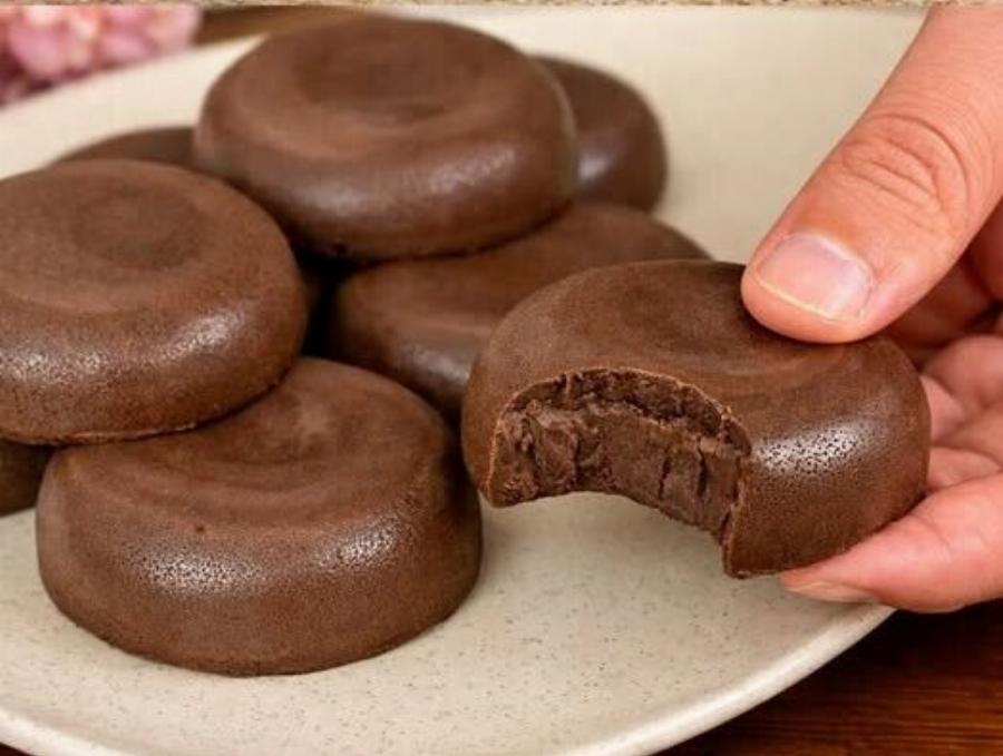 Αφράτα σοκολατένια mini cakes: Εύκολη συνταγή με κακάο