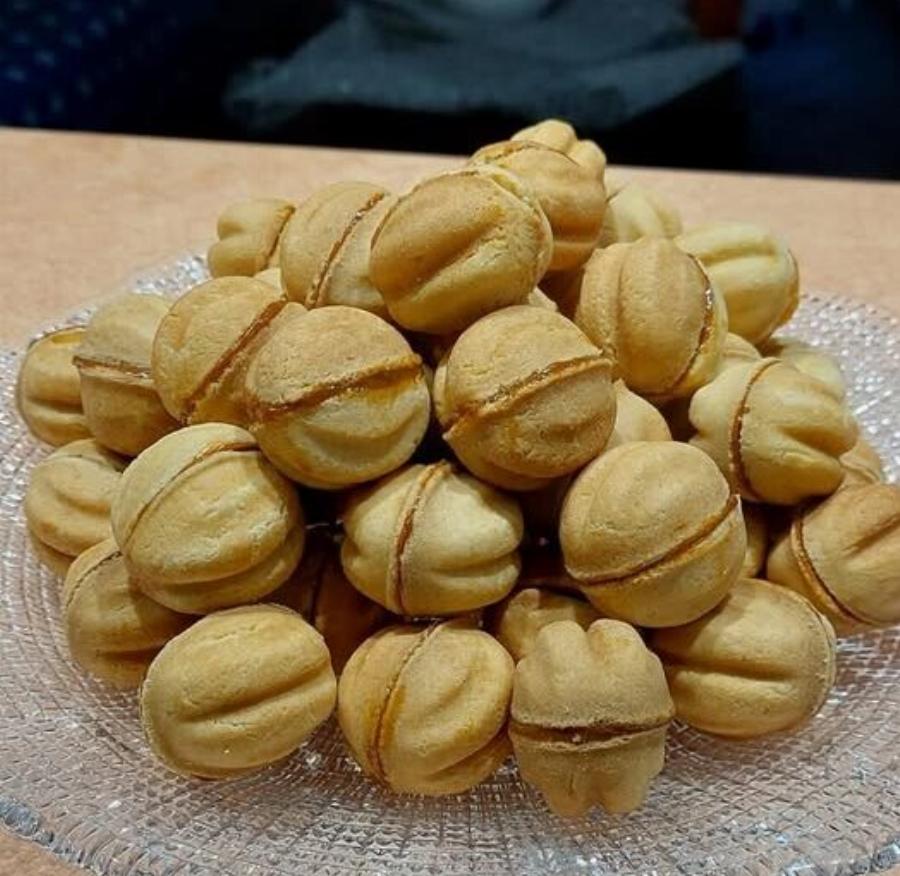 Δεν μένει ούτε ένα στο πιάτο! Τα καρυδάκια με καραμελωμένη κρέμα που εξαφανίζονται σε λεπτά